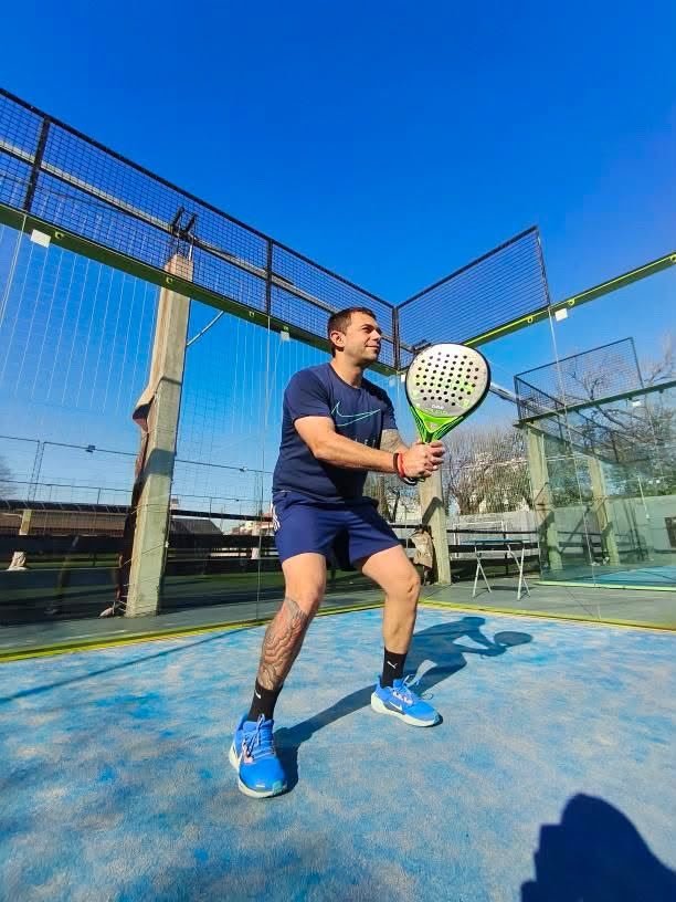 Jugador de pádel de día